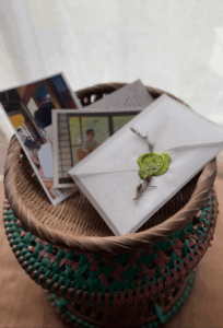 新曲「わたしに似たひと」をポストカードセットに 音源DLコードを添付してリリース